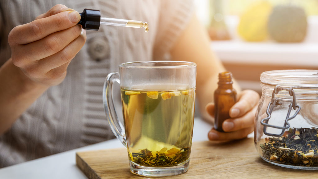 Personne consultant un calendrier de suivi pour son sevrage progressif au CBD